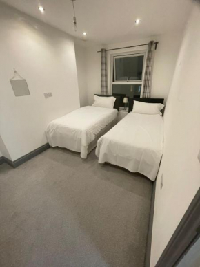 NKY CLASSIC BRIXTON APARTMENT Three